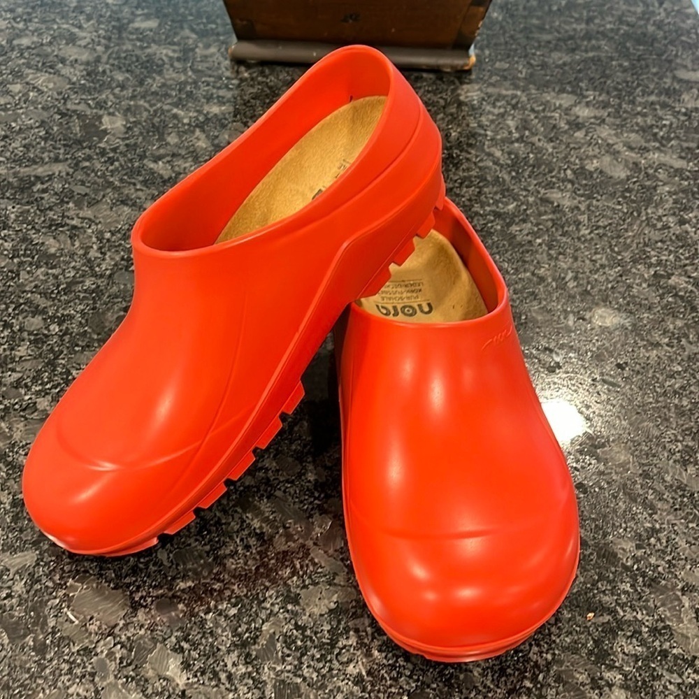 Nora Garden Clogs Bright Orange/Red Closed Back Deep Tread Waterproof Size 10